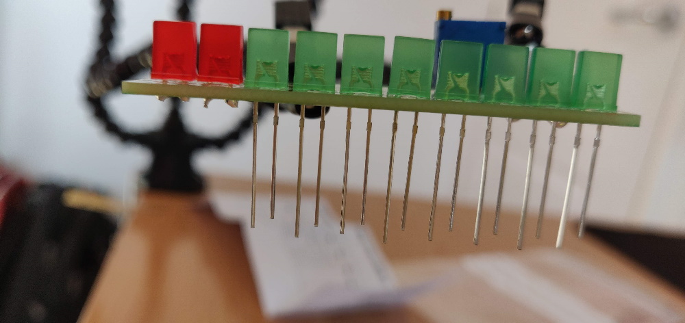 De leds lijken makkelijk te solderen. Op deze foto heb ik de twee rode leds al gesoldeerd en heb ik de groene leds in het PCB geplaatst.