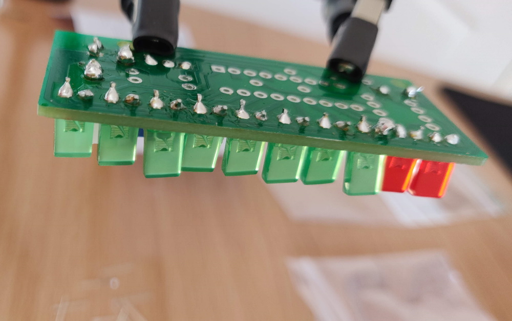 Helaas waren de leds een klein beetje losgekomen terwijl ik aan het solderen was. Hierdoor zitten sommige van de groene leds niet helemaal recht op het PCB. Dit komt doordat ik ze niet goed genoeg vast had zitten.