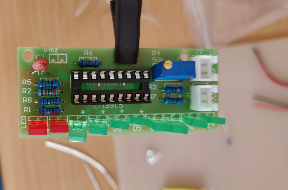 Nu komt het lastigste onderdeel. De microcontroller gaat in een houder zodat de microcontroller niet kapot kan gaan door de hoge temparatuur van de soldeerbout. De houder heeft echter hele korte pinnen waardoor het lastig te plaatsen is. Gelukkig waren de pinnen lang genoeg om nog een klein beetje te buigen. Ik heb eerst de uiterste hoeken gesoldeerd voor stevigheid en daarna de rest.