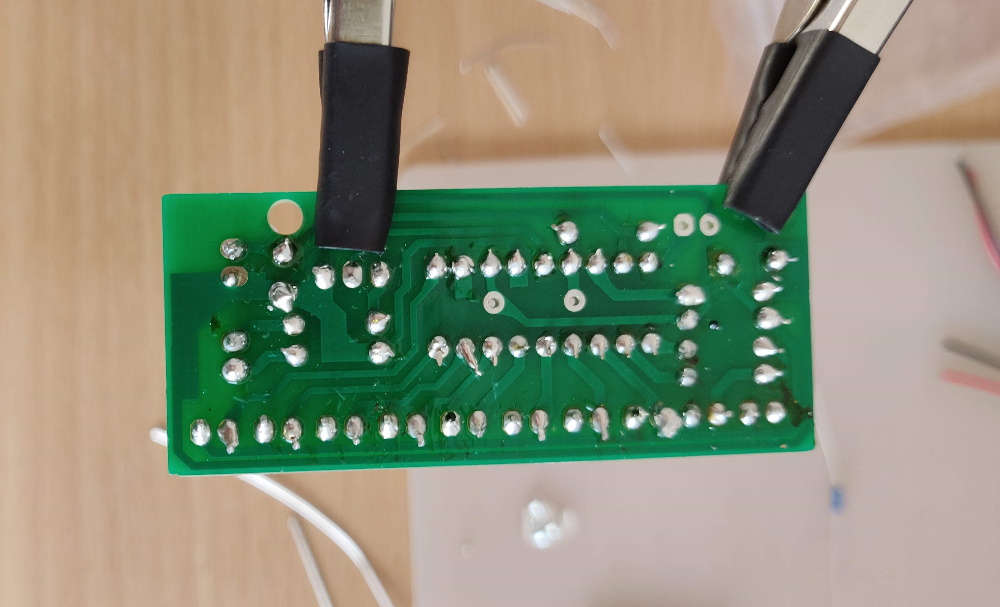 Alle onderdelen zitten nu op hun plek. De foto laat de onderkant van het PCB zien. Helaas niet volledig in focus. Het resultaat is toch wel beter dan de vorige keer al zeg ik het zelf.